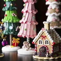 「くるみ割り人形」の世界観を表現してデコレーションした本格クリスマス・スイーツが30種類以上ラインナップ。