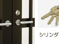 同製品の大型門扉にはシリンダー錠とかんぬき錠を標準装備している（画像はプレスリリースより）
