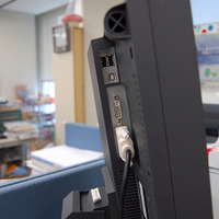 USBポートはup×1とdown×2。横表示時は左下、縦表示時は左上に用意されている