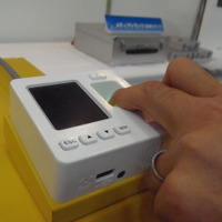 指紋認証でシャッターやロッカーが開く。この機器で指紋登録も可能（1500指まで登録）
