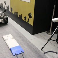 会場では模型の車両を使って車両下部撮影装置「UVSS」のデモンストレーションを行っていた（撮影：防犯システム取材班）
