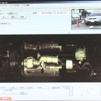 カメラユニットで撮影された車両下部の映像は画像処理装置に表示され、警備担当者が確認する（撮影：防犯システム取材班）