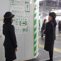 新宿駅でのポスター掲示（11月2日）