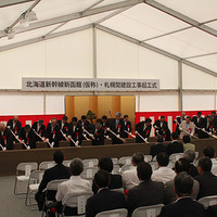 １２年８月、北海道・長万部町で行われた新函館～札幌間の起工式
