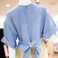 「ミュラーオブヨシオクボ（muller of yoshiokubo）」の切り替えドレス（51,450円）バッグリボンがアクセントに
