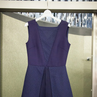 テクスチャーの異なる素材を組み合わせ、構築的なシルエットを生み出したドレス
