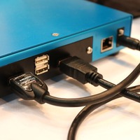 入出力はHDMIを使って行う。外部電源供給用にUSBコネクタを2端子、外部コントール用にLAN端子などを備える（撮影：防犯システム取材班）