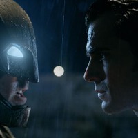 スーパーマンがバットマンのマスクを剥ぎ取る…日本限定の予告編公開 画像