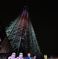 「スター・ウォーズ」本日公開！東京スカイツリーがライトセーバーに変身 画像