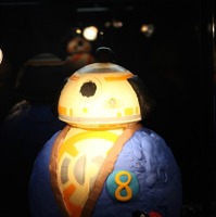 「スター・ウォーズの世界」　等身大BB-8も、個性あふれるプロジェクトが並ぶ展覧会