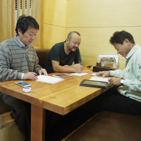 左からシナノ企画の成田氏、太田氏、ものづくり支援センターしもすわの中野氏