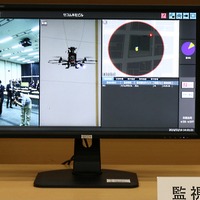 デモンストレーションで表示された監視卓の画面。広域と望遠でのドローンの追跡映像や、距離や方角、軌跡などが表示される（撮影：防犯システム取材班）