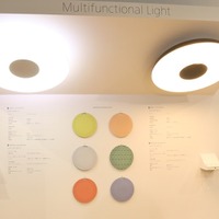 「第6回国際照明器具EXPO」のソニーブースで展示された「マルチファンクショナルライト」。照明用のソケットから電源供給ができ、設置工事などが不要（撮影：防犯システム取材班）