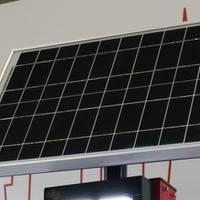 ソーラーパネルのサイズはW490×H360mm程度とコンパクト。単結晶シリコン22W（10V）のものを採用していて、曇天時でも発電を行う（撮影：防犯システム取材班）