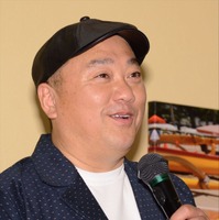極楽とんぼ・山本圭壱、飲食店イベントでノリノリMC 画像