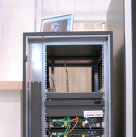 デモに使われたシステム、ラック下段に制御用のサーバ（PRIMERGY RX300）が、その上にバーチャリゼーションスイッチ「ETERNUS VS900」が2台設置されている