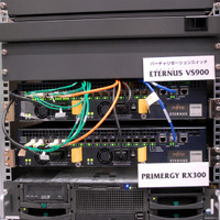 ETERNUS VS900の前面パネル。前面にSAN接続用のファイバチャネル・ポートが並ぶ