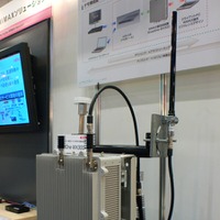 　日本ではUQコミュニケーションズのモバイルブロードバンドサービスで採用する「モバイルWiMAX」だが、富士通フォーラム2008ではその基地局とクライアントのリファレンスを展示している。
