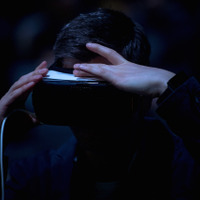 「Galaxy S7/S7 edge」を発表イベントにて、VRを用いてプレゼンを行ったサムスン。観客も大興奮 (C)Gettyimages