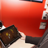 開発キットを装着したタブレットで、視線を動かして操作するゲームのデモンストレーション