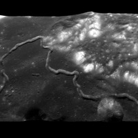 アポロ15号の着陸地点付近の地形カメラの立体視画像：雨の海を取り囲むアペニン山脈の麓、ハドレー谷（北緯26度07分 東経3度38分）。ハドレー谷は、全長80km、深さ300mの蛇行谷