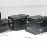 8月発売予定の「SNC-VB770」のデモ機。35mmフルサイズ12メガピクセルのCMOSセンサーを採用し、レンズにはEマウントレンズを使うことができる（撮影：防犯システム取材班）