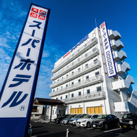 2015年12月25日にオープンしたばかりのスーパーホテル江津駅駅（島根県）。地方創生と雇用拡大にも貢献している。