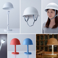 「LAMP」はシェードがヘルメットに、ランプ部分は懐中電灯になる。両モデルともインテリアとしてのデザインにも配慮している（画像はプレスリリースより）
