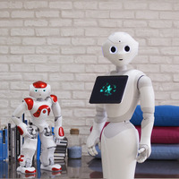 人型ロボット「NAO」（写真左）、Pepper（同右）