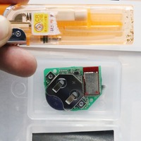 「Blumo」本体の通信モジュールと一般的な使い捨てライターとの大きさの比較（撮影：防犯システム取材班）