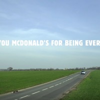 「どこにでもあるマクドナルド、ありがとう」（動画「BURGER KING reveals the end of a McDonald's commercial」より）