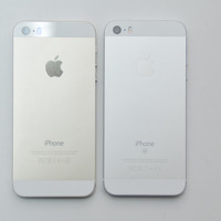 右がiPhone SEのシルバー。左はiPhone 5sのゴールド