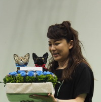 ペットの授賞式ということで、猫耳ヘアスタイルで授賞式に臨んだ鈴木