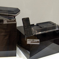 大容量バッテリーパック（左）、Bluetoothハンドセット（中）、専用クレードル
