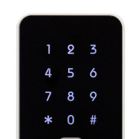 ドアの外側に出る認証＆暗証番号入力用の端末本体。寸法は12cm×6.8cm×1.5cm。既存のドアをオートロックドアにすることができる（画像はプレスリリースより）