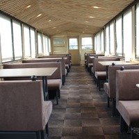 4号車も2号車と同じオープンダイニングで大型テーブル付きの4人席と2人席が設けられているが、天井に西川材が使われているなどデザインが異なる。