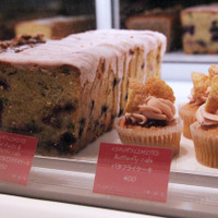 ローズベーカリーでは、SPUR限定カップケーキとフランボワーズでピンクに色付いたフルーツケーキを販売