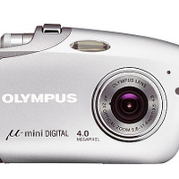 　オリンパスは、水のしずくをイメージした小型のメタルボディに400万画素CCDと光学2倍ズームを搭載したデジタルカメラ「μ-mini DIGITAL」を10月中旬に発売する。