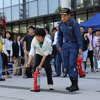 昨年の様子。普段はあまり使う機会のない消火器の操作方法が学べるなど体験型展示も多数用意されている（画像はプレスリリースより）