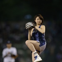 中村静香、チアリーダーのミニスカ衣装で始球式 画像