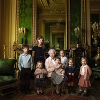 シャーロット王女とエリザベス女王が似ているとなった写真。女王90歳の記念写真。女王に抱かれているのがシャーロット王女　(c) Getty Images