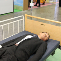 「離床リスク検知センサ」では、起き上がりを確認するセンサーを、ベッドわきのポールに設置