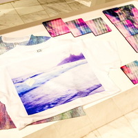 マルセロ・ゴメスの作品がプリントされたTシャツ、コースター