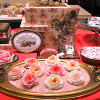 花飾り職人セヴリナの麗しいコサージュや花冠達。イセタンブライドでフィーチャー 画像