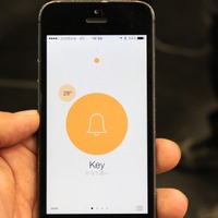 アプリのメイン画面にはブザーを鳴らすためのボタンアイコン、カギとの距離表示、Chipolo周辺の温度などが表示されている（撮影：防犯システム取材班）