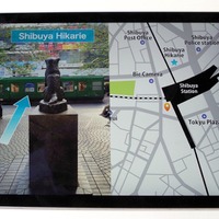 展示台の傾斜部分にスマートフォンやタブレットを置くと、その方向を映した写真と地図が表示され、一瞬で位置関係を把握することができる（撮影：防犯システム取材班）
