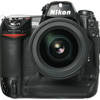 　ニコンは、有効画素数12.4MピクセルのCMOSを搭載し、5コマ/秒の連写を実現した、プロ向け最高級デジタル一眼レフカメラ「D2X」を2005年1月に発売する。価格は630,000円。