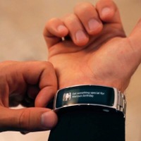普通の腕時計をスマートウォッチに変身させる外付けデバイス「LINK」