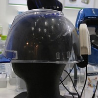 後付タイプのヘルメット送風機「スーパーヘルクール」。溝付き・溝なしに関わらず、ほとんどのヘルメットに装着可能なので、既存のヘルメットの熱中症対策と利用することができる（撮影：防犯システム取材班）
