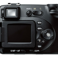 　ニコンは、広角24mmの3.5倍ズームレンズを搭載したコンパクトデジタルカメラ「COOLPIX8400」を10月1日に発売する。実売予想価格は110,000円前後。